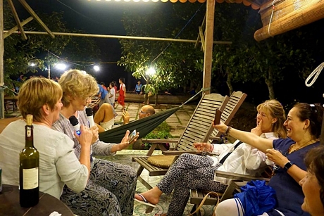Du khách sảng khoái với những đêm lưu lại cù lao ở huyện Long Hồ. Trong ảnh: Du khách quốc tế tại homestay Út Trinh.