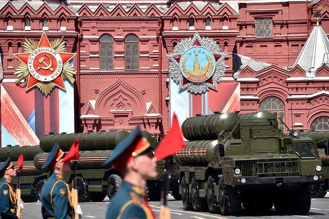 Dàn tên lửa S-400 trong lần diễu binh ở thủ đô Matxcơva ngày 9/5/2016 - Ảnh: AFP