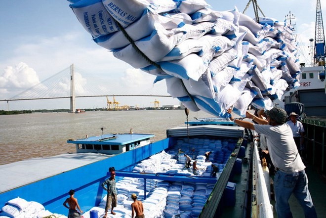 Bốc xếp gạo xuất khẩu tại cảng Sài Gòn. (Ảnh: Đình Huệ/TTTXVN)
