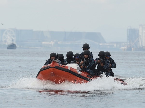 Lực lượng bảo vệ bờ biển Philippines tuần tra tại Vịnh Manila. (Nguồn: AFP/TTXVN)