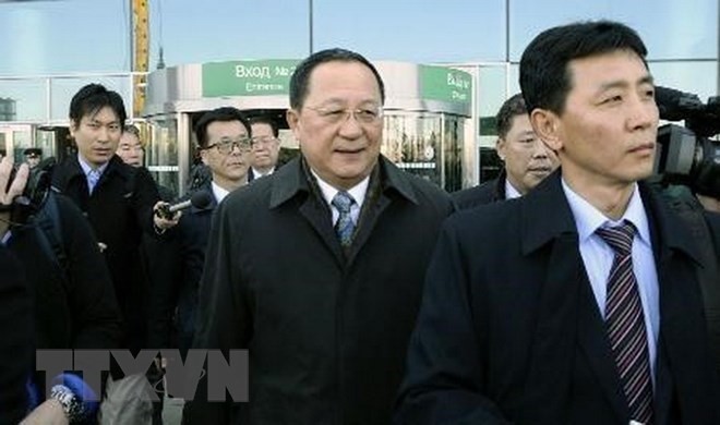 Bộ trưởng Ngoại giao Triều Tiên Ri Yong-ho (giữa) tới sân bay ở ngoại ô Moskva, Nga ngày 9/4. (Nguồn: Kyodo/TTXVN)