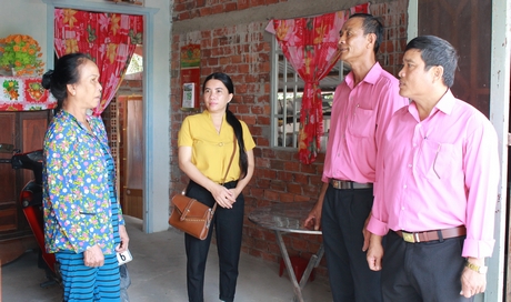 Bà Nguyễn Thị Tý (bìa trái) được hỗ trợ cất nhà và vươn lên thoát nghèo.