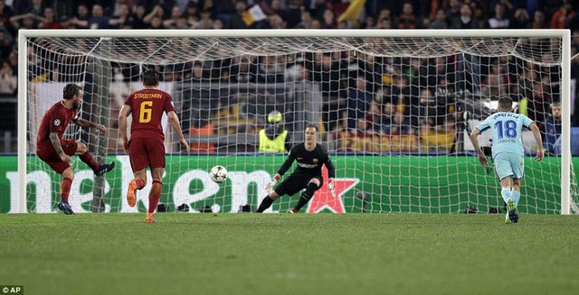 De Rossi nâng tỷ số lên 2-0 cho AS Roma sau tình huống phạt đền