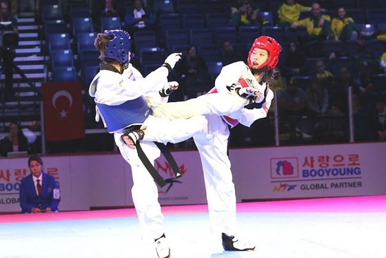 Nữ võ sĩ Hồ Thị Kim Ngân (phải) giành vé chính thức dự Olympic trẻ 2018.