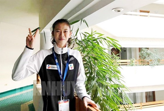 Nữ võ sĩ Hồ Thị Kim Ngân thi đấu xuất sắc ở hạng cân dưới 49kg nữ. Ảnh: NVCC