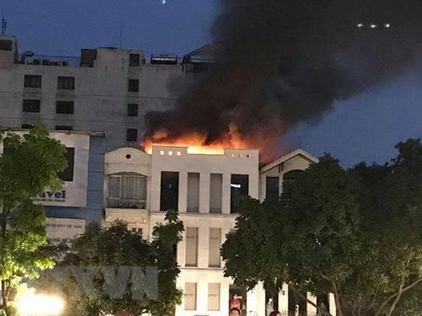 Hiện trường vụ cháy ngôi nhà 3 tầng tại số 3 phố Phan Chu Trinh, quận Hoàn Kiếm (Hà Nội) lúc 18 giờ ngày, 4/4/2018. (Ảnh: TTXVN phát)