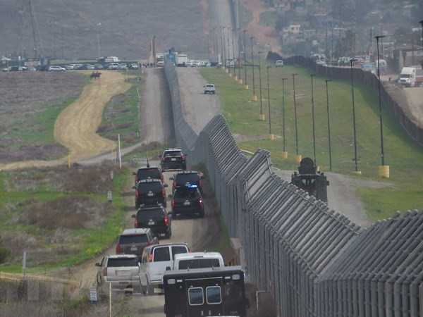 Đoàn xe của Tổng thống Mỹ Donald Trump thị sát khu vực bức tường biên giới với Mexico. (Nguồn: AFP/TTXVN)