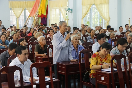 Đa số người dân tham gia buổi làm việc đều đồng tình với việc điều chỉnh dự án Đường tỉnh 907 đoạn qua xã Trung Chánh theo tuyến mới.