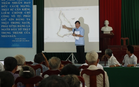 Bí thư Tỉnh ủy- Trần Văn Rón (đứng) trình bày rõ thêm về việc điều chỉnh hướng tuyến dự án Đường tỉnh 907.