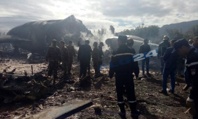 Hàng trăm nhân viên cứu hộ cũng đã có mặt ở hiện trường để đưa các nạn nhân ra khỏi phần thân chiếc máy bay đã cháy đen.
