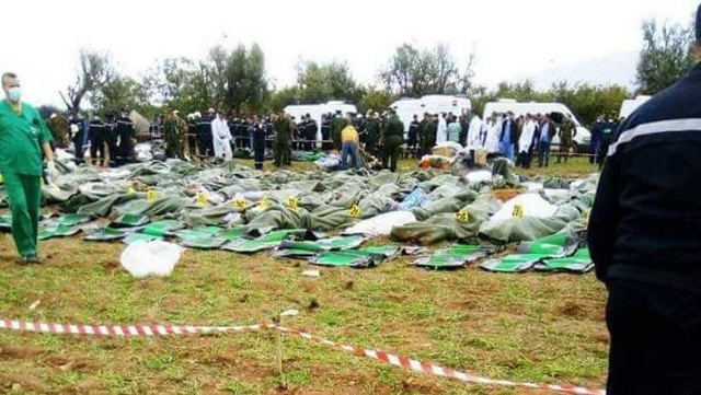 Thi thể các nạn nhân được đặt ngay cạnh hiện trường vụ việc. Giới chức Algeria lo ngại nhiều nạn nhân sẽ không thể được nhận dạng vì ngọn lửa đã bao trùm chiếc máy bay quá lâu.