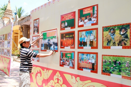 Chuẩn bị triển lãm thành tựu nông thôn mới của đồng bào Khmer, tại chùa Cần Thay (xã Tân Mỹ- Trà Ôn). Đây là địa điểm diễn ra những ngày hội Văn hóa, thể thao đồng bào Khmer tỉnh Vĩnh Long lần thứ VIII năm 2018. Ảnh:  Dương Thu