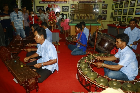 Biểu diễn nhạc ngũ âm của đồng bào Khmer- nét văn hóa không thể thiếu trong dịp lễ tết của đồng bào Khmer. Ảnh: MINH THÁI