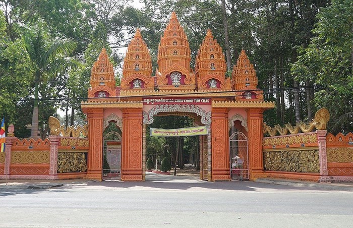 Băng rôn mừng Tết cổ truyền Chol Chnam Thmay tại các cổng chùa của bà con Khmer Sóc Trăng.