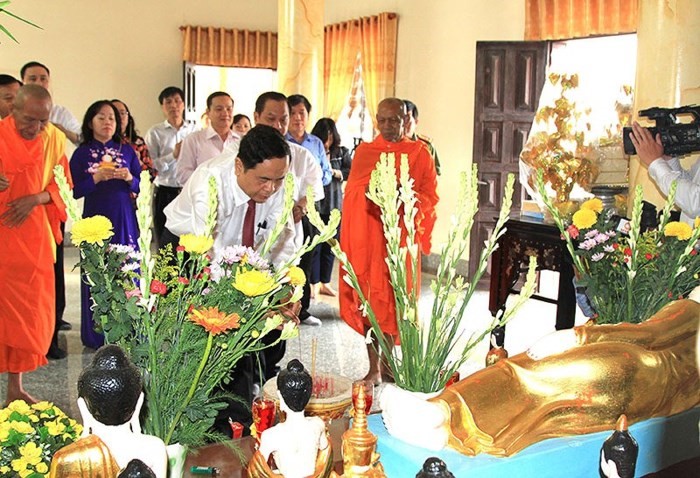 Chủ tịch Ủy ban Trung ương MTTQ Việt Nam Trần Thanh Mẫn thắp hương tại chùa Munir Ansay tại TP Cần Thơ.