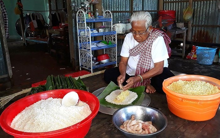 Người dân Khmer Kiên Giang chuẩn bị nguyên liệu gói bánh tét đón Tết.