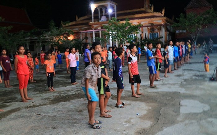 Các em nhỏ tỉnh Sóc Trăng tập các điệu múa truyền thống Khmer chuẩn bị biểu diễn tại lễ Chol Chhnam Thmay.