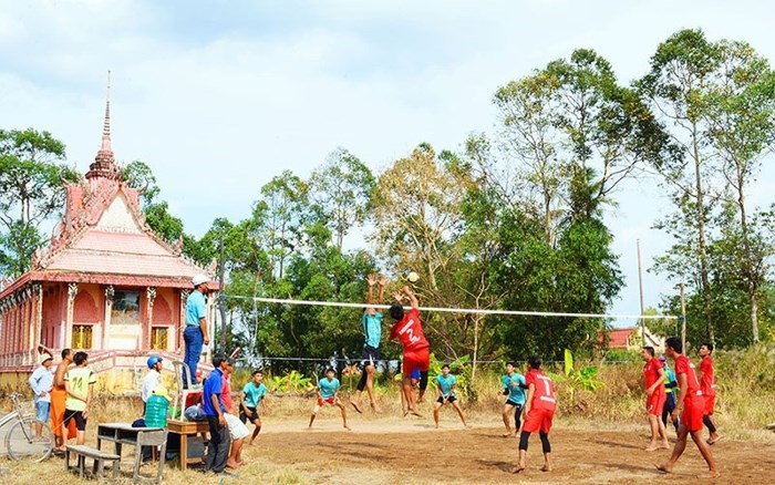 Các hoạt động thi đấu thể thao chào mừng tết cổ truyền Chol Chnam Thmay tại chùa Chắc Băng, xã Phong Đông, huyện Vĩnh Thuận.