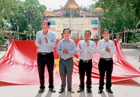 BTC trao cờ lưu niệm tại Hội thao đồng bào Khmer tỉnh Vĩnh Long năm 2018.