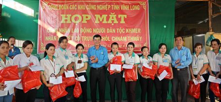 Ông Huỳnh Bá Long- Tỉnh ủy viên, Chủ tịch LĐLĐ tỉnh và ông Phan Văn Thành- Phó Chủ tịch LĐLĐ trao quà cho CNLĐ.