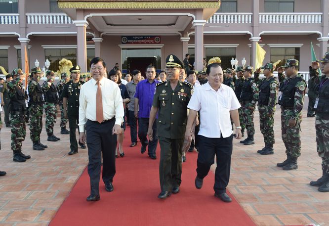 Đoàn đến chúc tết Bộ Tư lệnh Cảnh vệ Hoàng gia nhân dịp Tết cổ truyền của nhân dân Campuchia