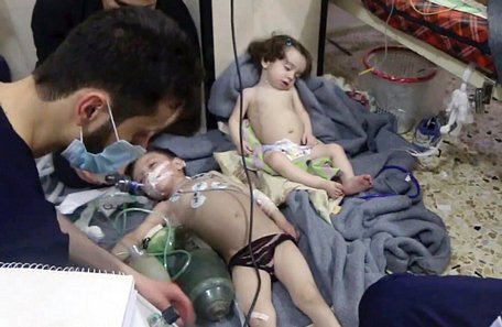 Hình ảnh trẻ em ở Douma bị cho là trúng chất độc hóa học từ bom của quân đội chính phủ Syria ngày 7/4 - Ảnh: REUTERS