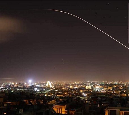 Tên lửa rực sáng trên bầu trời Damascus. Ảnh: AP