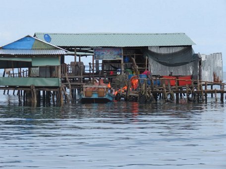Những ngôi nhà bè trên biển ở Làng chài Rạch Vẹm