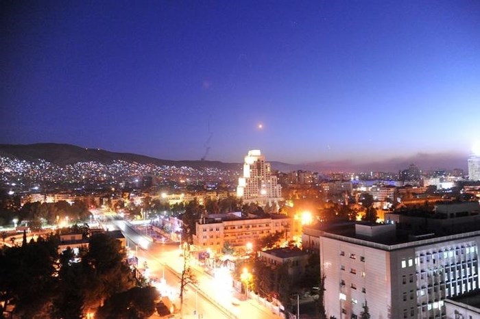 Một quả tên lửa loa qua bầu trời thủ đô Damascus của Syria vào ngày 14/4 (giờ Syria). Ảnh: SANA.