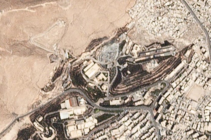 Cảnh tượng Trung tâm Nghiên cứu Bazrah chỉ còn là đống đổ nát ở ngoại ô Damascus, cũng chụp từ vệ tinh. Ảnh: Planet.