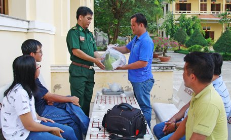 Bí thư Chi đoàn Báo Vĩnh Long- Phan Tấn Tân (bên phải) đến thăm và tặng quà cán bộ, chiến sĩ đồn biên phòng Tiên Hải.