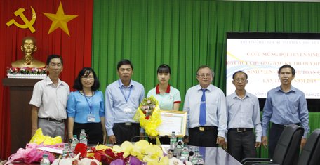 Trao giấy khen và phần thưởng cho sinh viên Nguyễn Thị Mỹ Huyền.