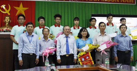 PGS.TS. Cao Hùng Phi trao quà cho các sinh viên và giảng viên tham gia kỳ thi.