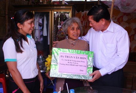  Bí thư Tỉnh ủy- Trần Văn Rón tặng quà cho gia đình chị Thạch Thị Sa Bươl