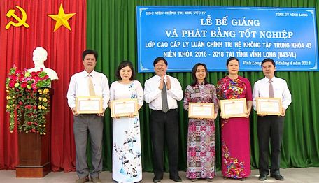 Bí thư Tỉnh ủy- Trần Văn Rón tặng giấy khen cho học viên xuất sắc.