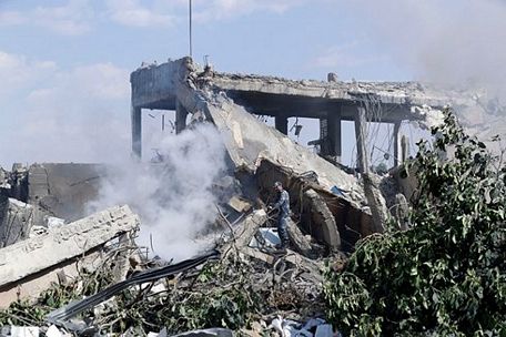 Một trung tâm nghiên cứu gần Damascus bị phá hủy sau cuộc tấn công của Mỹ và đồng minh. Ảnh: EPA.