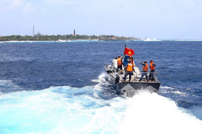 Ngày 9/4/2018, đoàn công tác số 5 ra thăm, tặng quà cán bộ chiến sĩ đảo Song Tử Tây nhưng do điều kiện sóng to nên chỉ huy đảo đã huy động xuồng trong đảo ra chở quà. (Ảnh: Minh Quyết/TTXVN)