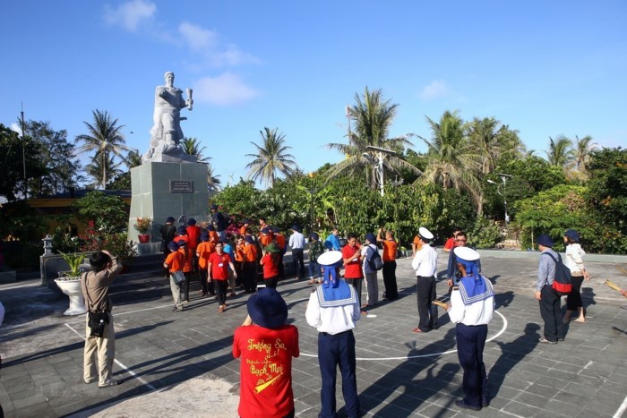 Đại biểu dâng hương tại tượng đài Hưng Đạo Vương Trần Quốc Tuấn trên đảo Nam Yết. (Ảnh: Minh Quyết/TTXVN)