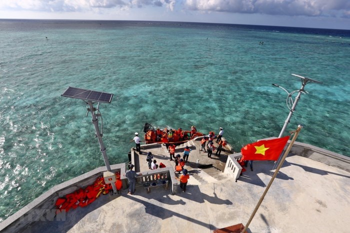 Ngày 11/4/2018, đoàn công tác số 5 ra thăm, tặng quà cán bộ chiến sĩ đảo Cô Lin. (Ảnh: Minh Quyết/TTXVN)