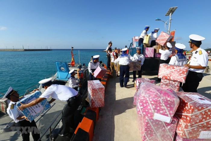 Trong ngày 11/4, đoàn công tác đã ra thăm, tặng quà cán bộ chiến sỹ đảo Sinh Tồn. (Ảnh: Minh Quyết/TTXVN)