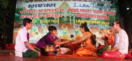 Nét văn hóa lễ cưới truyền thống của người Khmer qua hoạt cảnh “Hoa cau ngày cưới” do học sinh Trường PTDT Nội trú tỉnh thể hiện.