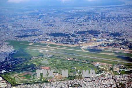 Toàn cảnh sân bay Tân Sơn Nhất nhìn từ trên cao. Ảnh: Huy Hùng/TTXVN