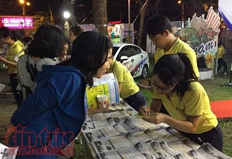 Người dân và du khách tìm hiểu các tour du lịch trong  dịp lễ 30/4 và 1/5 tại Ngày hội du lịch TP Hồ Chí Minh 2018.