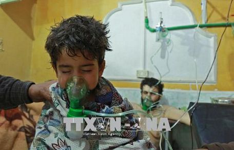 Điều trị cho các em nhỏ sau vụ tấn công bị nghi sử dụng chất độc tại al-Shifuniyah, Đông Ghouta ngày 25/2. Ảnh: AFP/TTXVN
