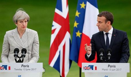 Thủ tướng Anh Theresa May (trái) và Tổng thống Pháp Emmanuel Macron. Ảnh: Telegraph