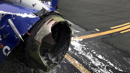 Máy bay bị nổ động cơ bên trái. (Nguồn: cbsnews)