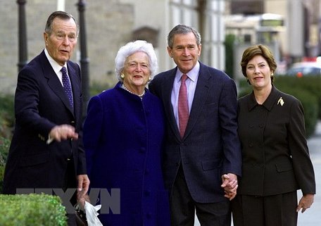 Cựu Tổng thống Mỹ George Herbert Walker Bush (trái), cựu Đệ nhất phu nhân Mỹ Barbara Bush (thứ 2, trái) cùng ông George W. Bush (thứ 2, phải) khi giữ chức Tổng thống Mỹ và Đệ nhất phu nhân Mỹ Laura tại Washington DC., ngày 26/1/2002. (Nguồn: AFP/TTXVN)