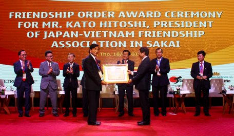 Thứ trưởng Bộ Ngoại giao- Bùi Thanh Sơn trao Huân chương Hữu nghị cho ông Kato Hitoshi- Chủ tịch Hội hữu nghị Việt- Nhật tại Sakai