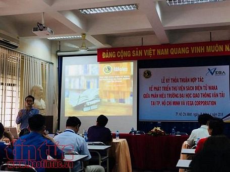 Ông Nguyễn Tiến Chiến, Trưởng phòng kinh doanh dịch vụ Waka, đang giới thiệu cách tạo tài khoản trên thư viện sách điện tử cho các bạn sinh viên trường UTC2.