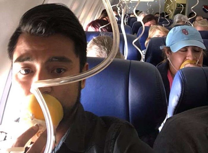 Mặt nạ thở oxy đã được bung ra khi áp suất không khí trong máy bay giảm đột ngột do sự cố nổ động cơ. Ảnh: Facebook.